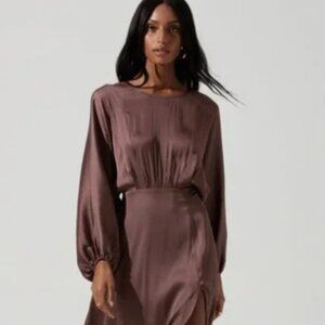 New With Tags ASTR  MARIN DOLMAN SLEEVE MIDI DRESS